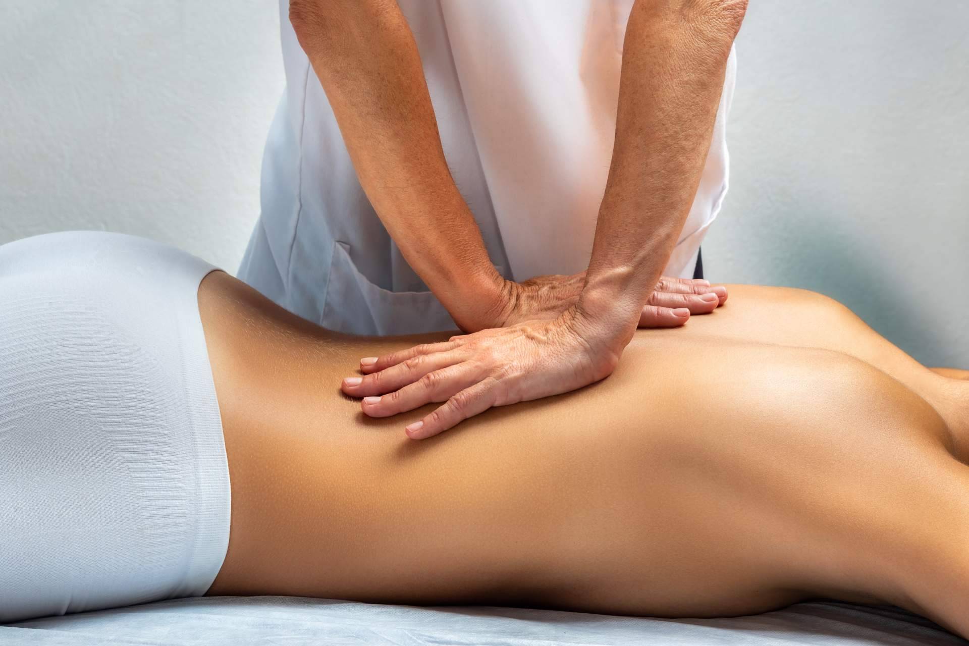 Cómo ayuda la osteopatía, motivos para ponerse en manos de FisioClinics