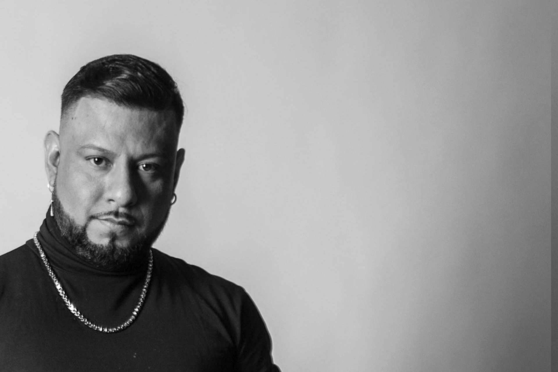 Carlos Espinosa, de la bachata fusión a los mocasines exclusivos
