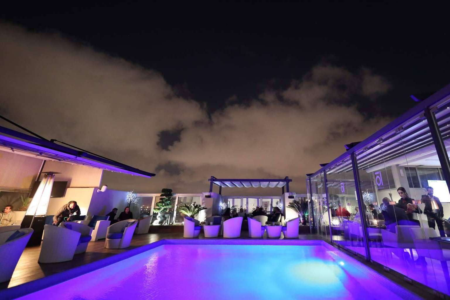 Iluminación para piscinas con focos LED en Warmpool