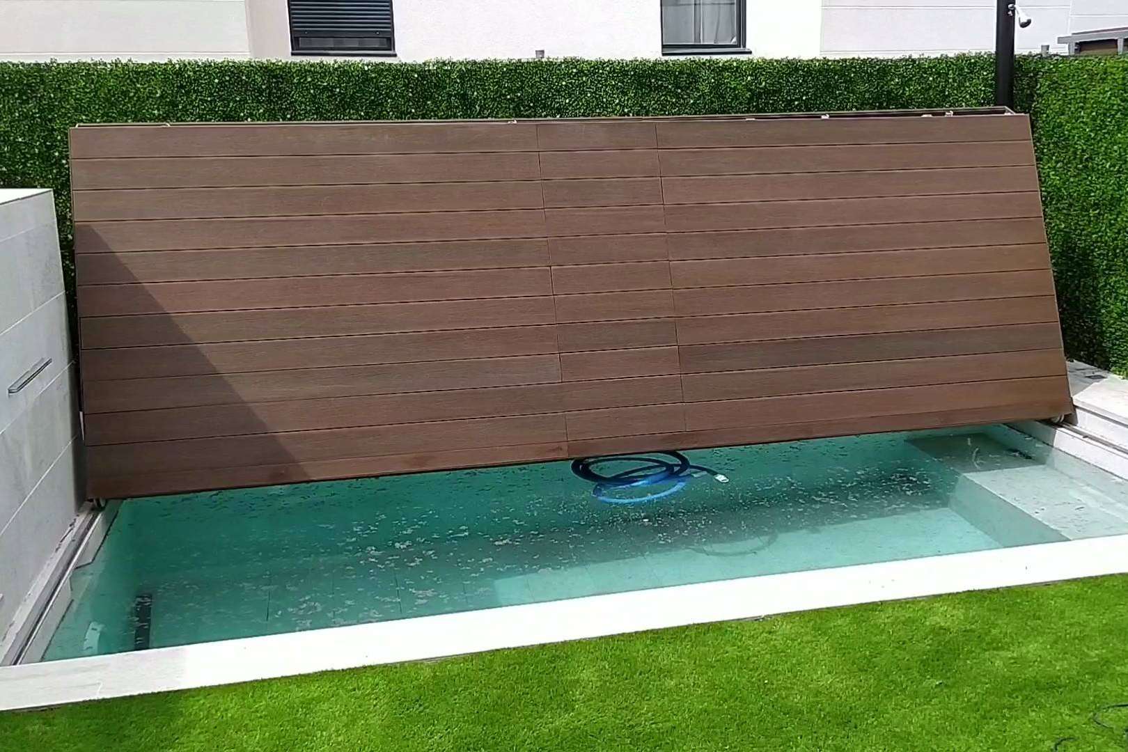 ¿Qué ventajas tiene convertir una piscina en un suelo rígido transitable para optimizar espacios?