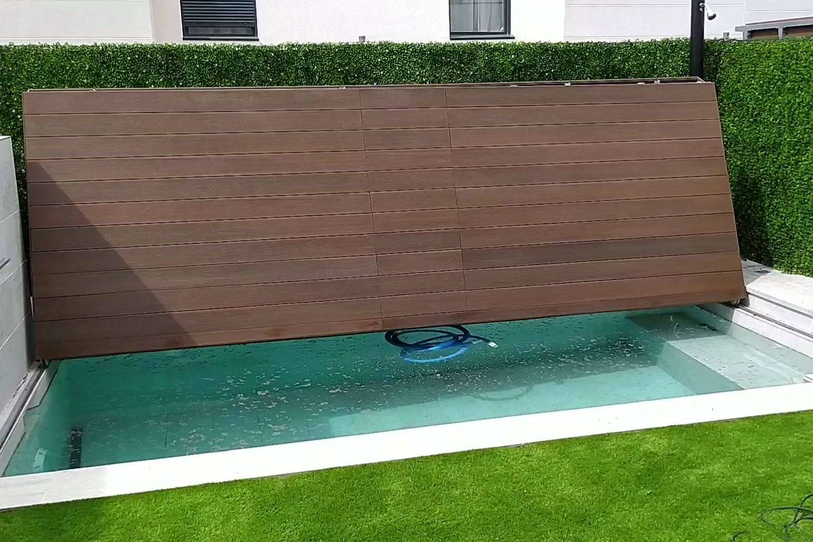Cubierta rígida transitable para piscinas con el fin de optimizar espacios reducidos