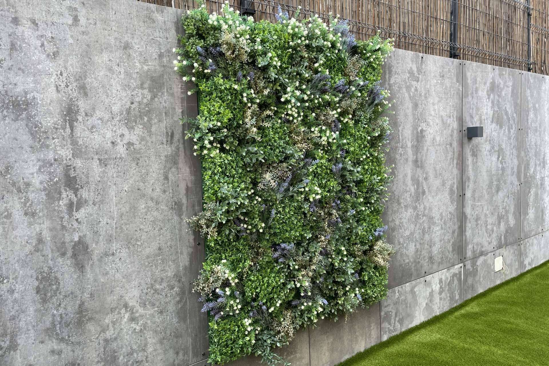 Llenar de frescura los espacios con los jardines verticales artificiales de Ingrass