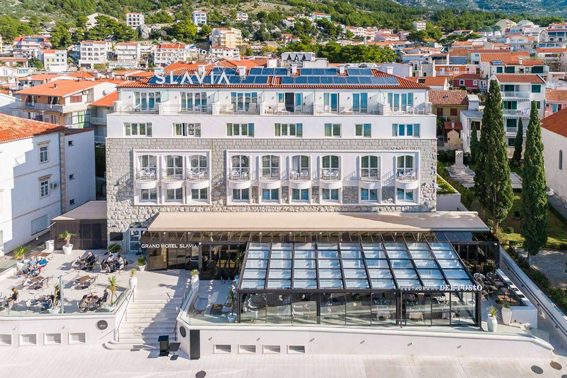 Las ventajas de cubrir la terraza de un negocio para disfrutarla todo el año, con Airclos