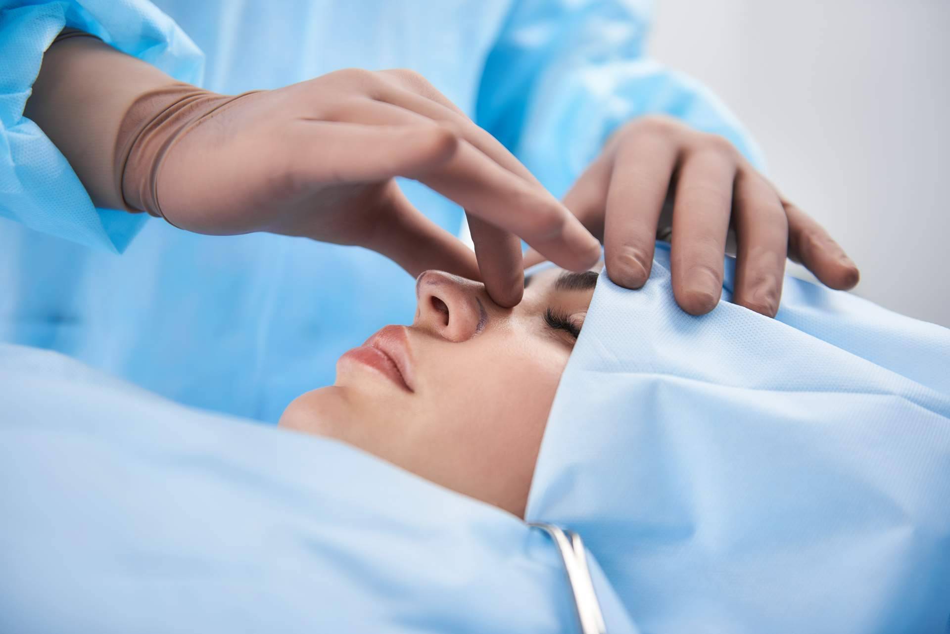 Tratamientos de rinoplastia ultrasónica y cirugía plástica para la nariz con Model Bell