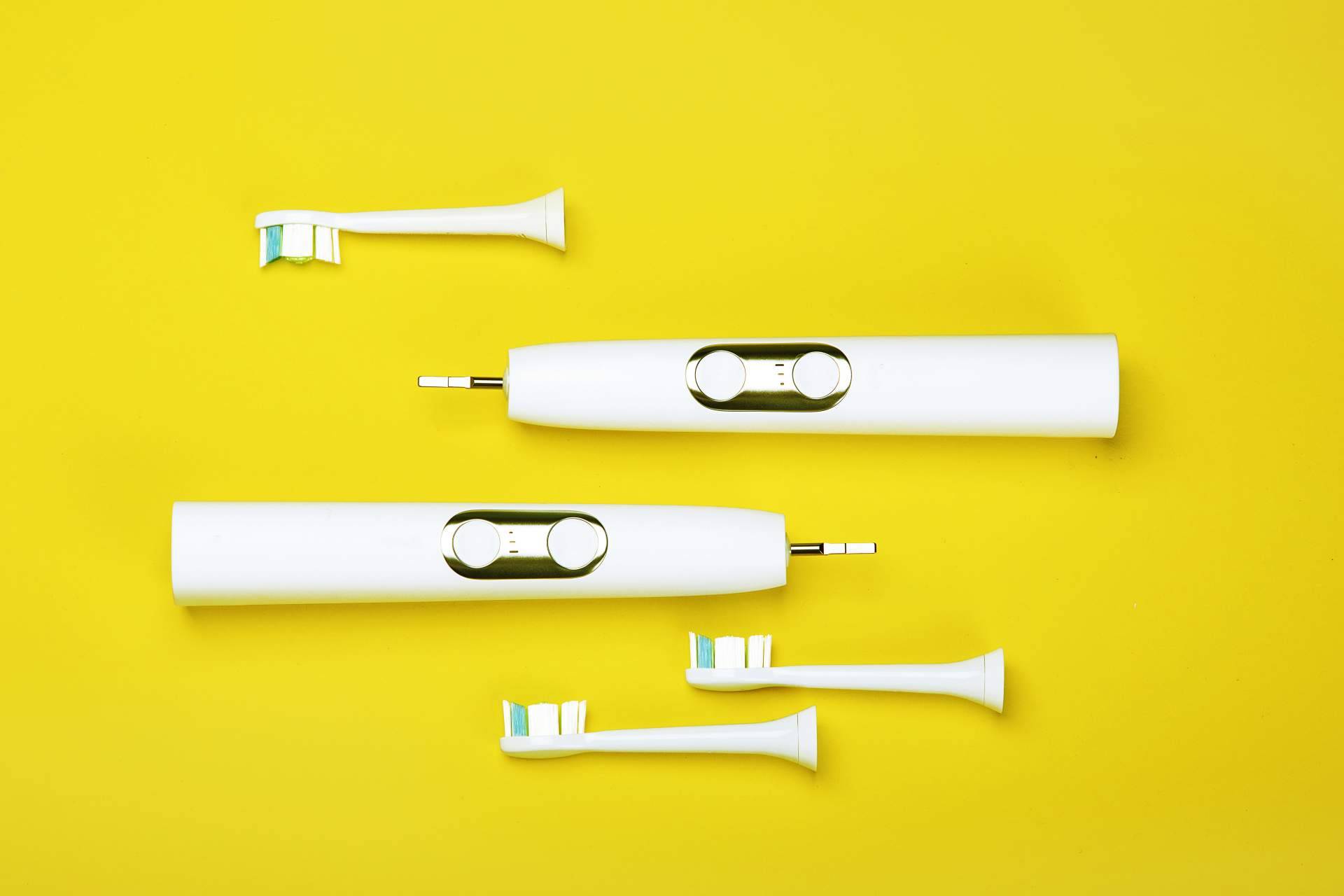 Cepillo de dientes, ¿eléctrico o manual?, por Implant Clinics