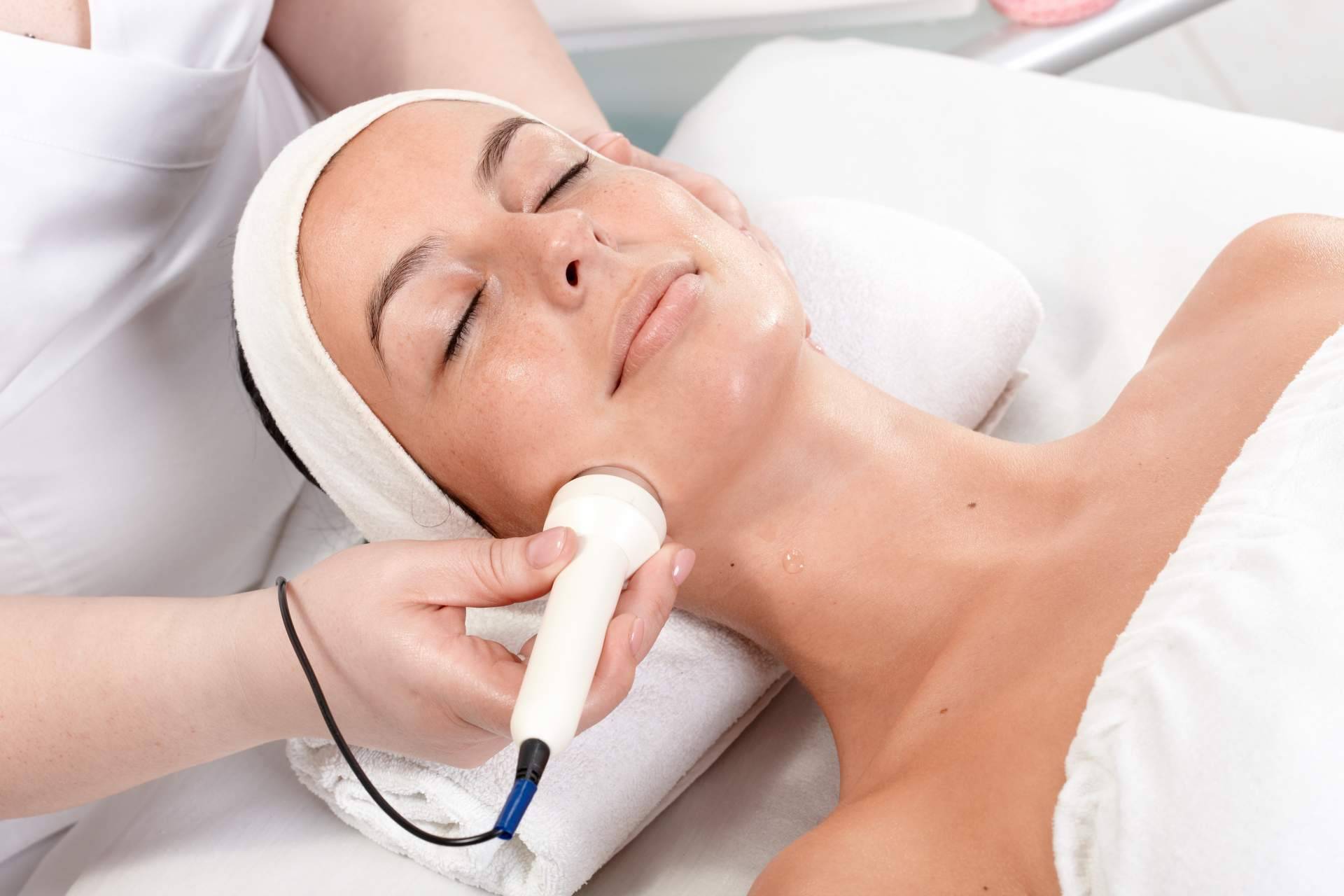 ¿En qué consiste el tratamiento de rejuvenecimiento facial no invasivo?
