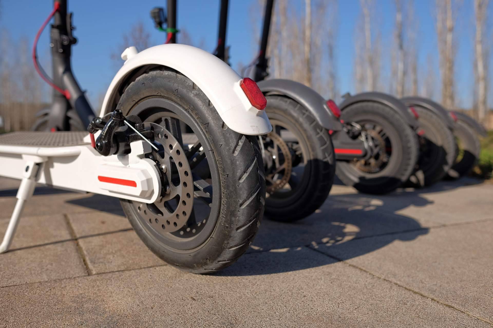 Ir seguro por Barcelona en patinete eléctrico con la cobertura integral de la empresa LYNX