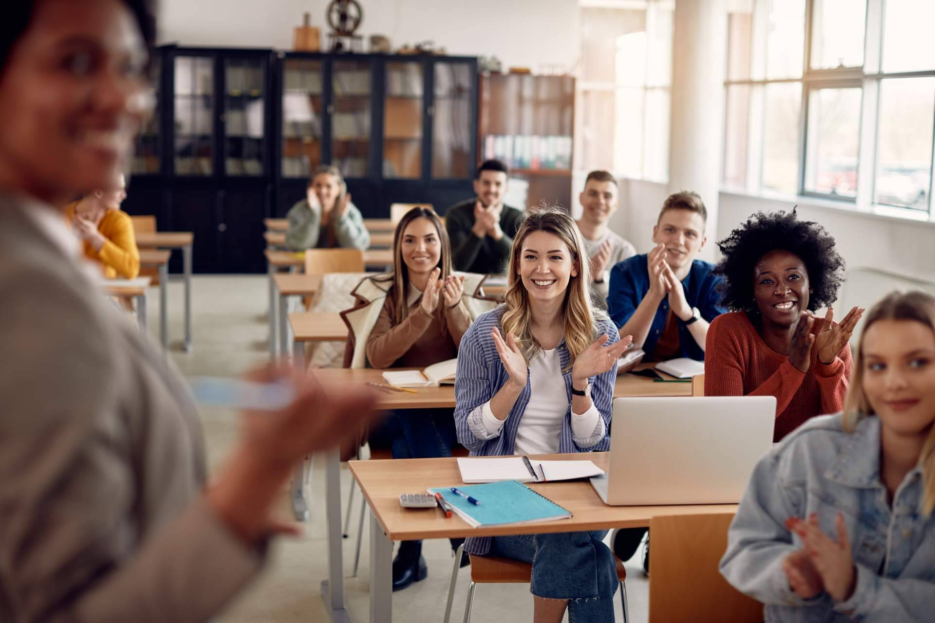 Aprobar las asignaturas universitarias de la mano de Ayuda Universitaria, la academia online que ofrece asesorías