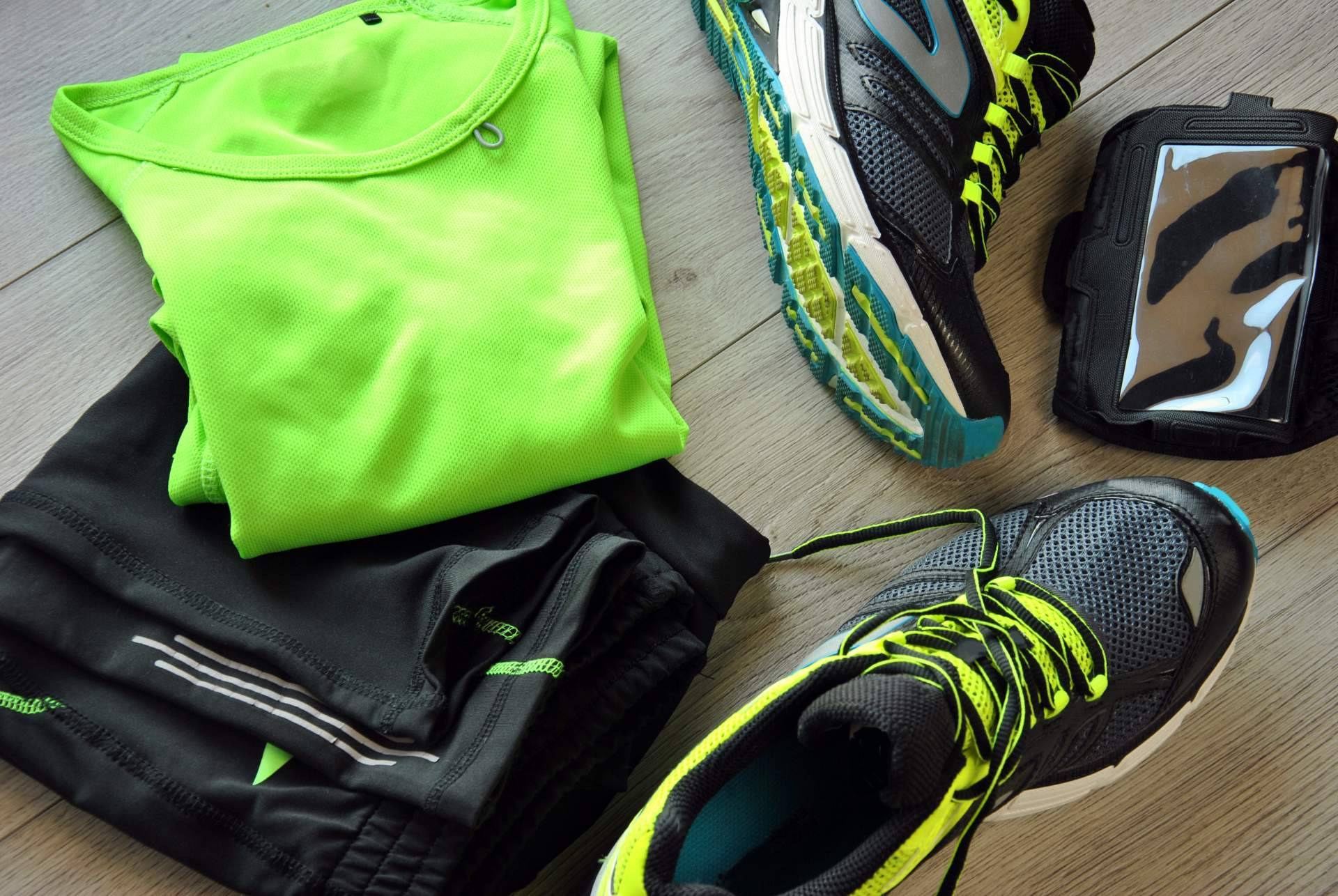Grandes ofertas en zapatillas de deporte y ropa deportiva en SuperChollos