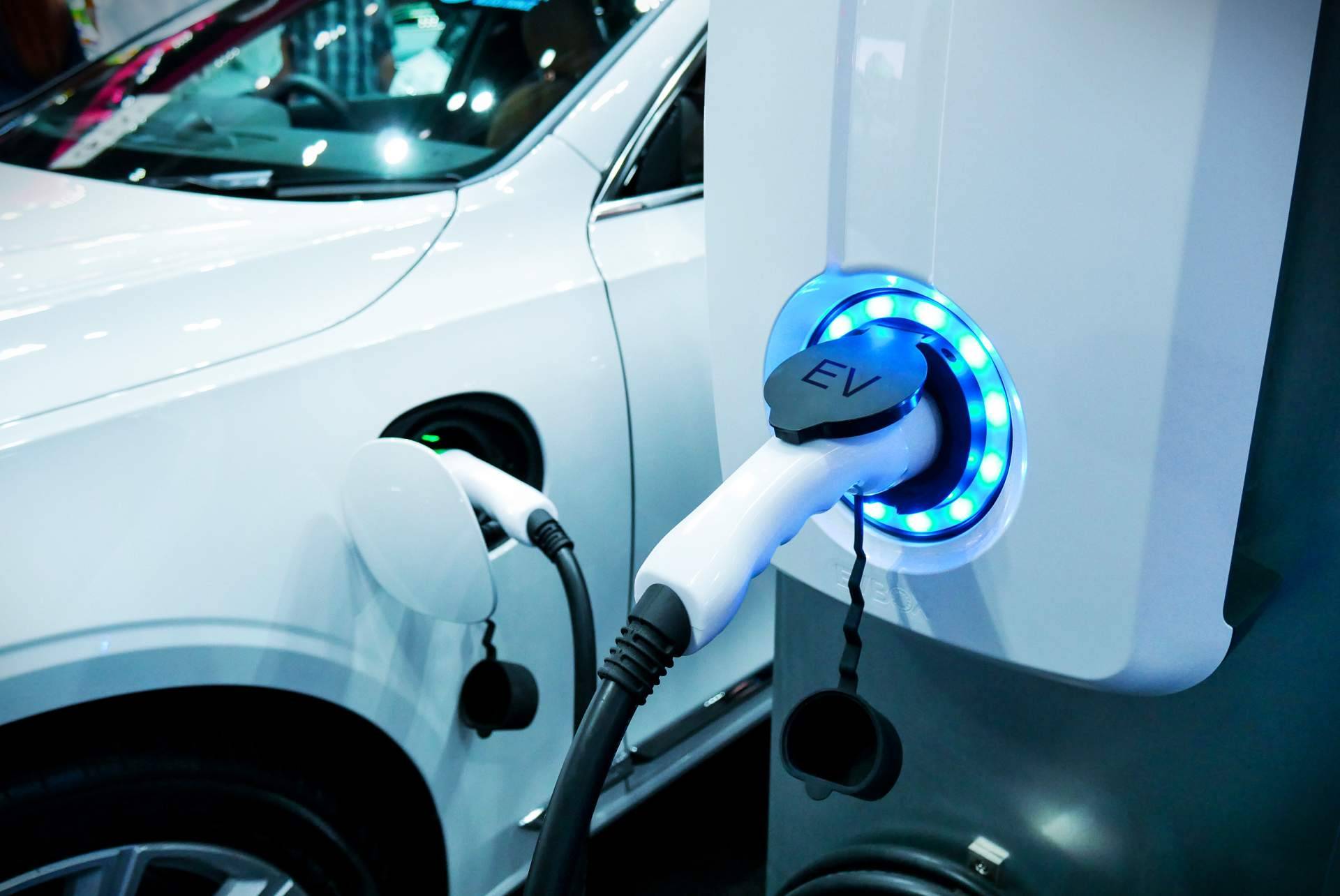 Aparcamientos con más de 20 plazas y puntos de recarga para vehículos eléctricos