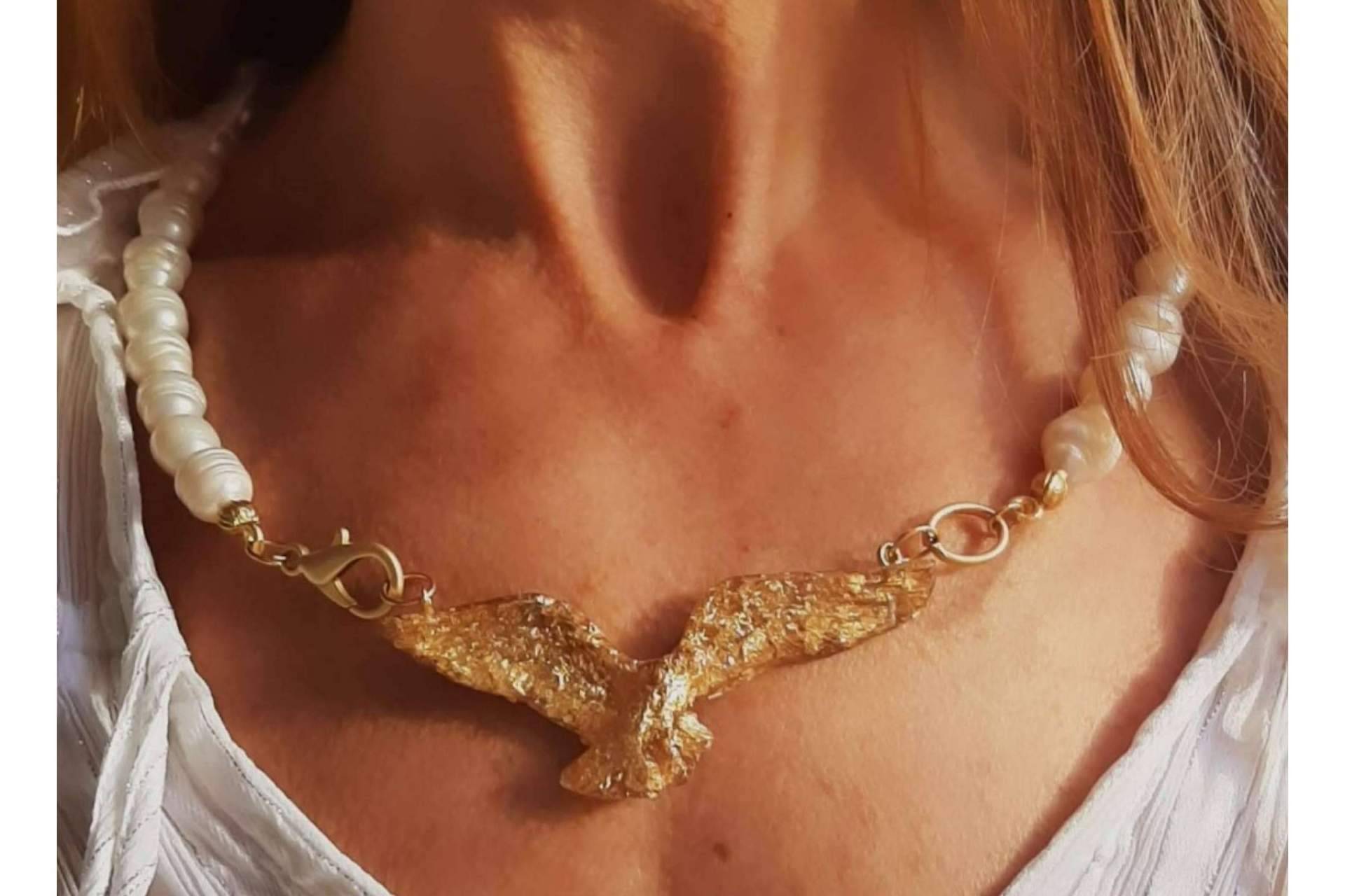 Brillar más que nunca con la colección Golden Hour de BY EME JOYAS