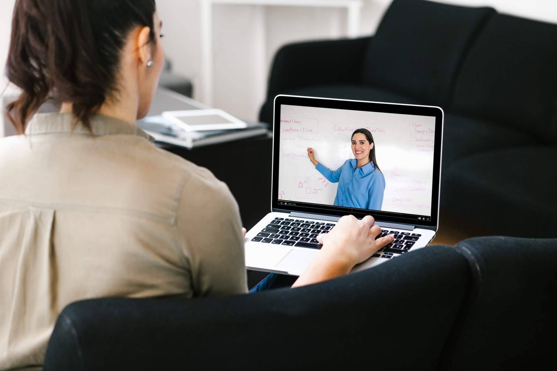 Preparación de exámenes oficiales de Cambrigde en La Academia de Inglés, en grupo online y en clase particular online o presencial a domicilio