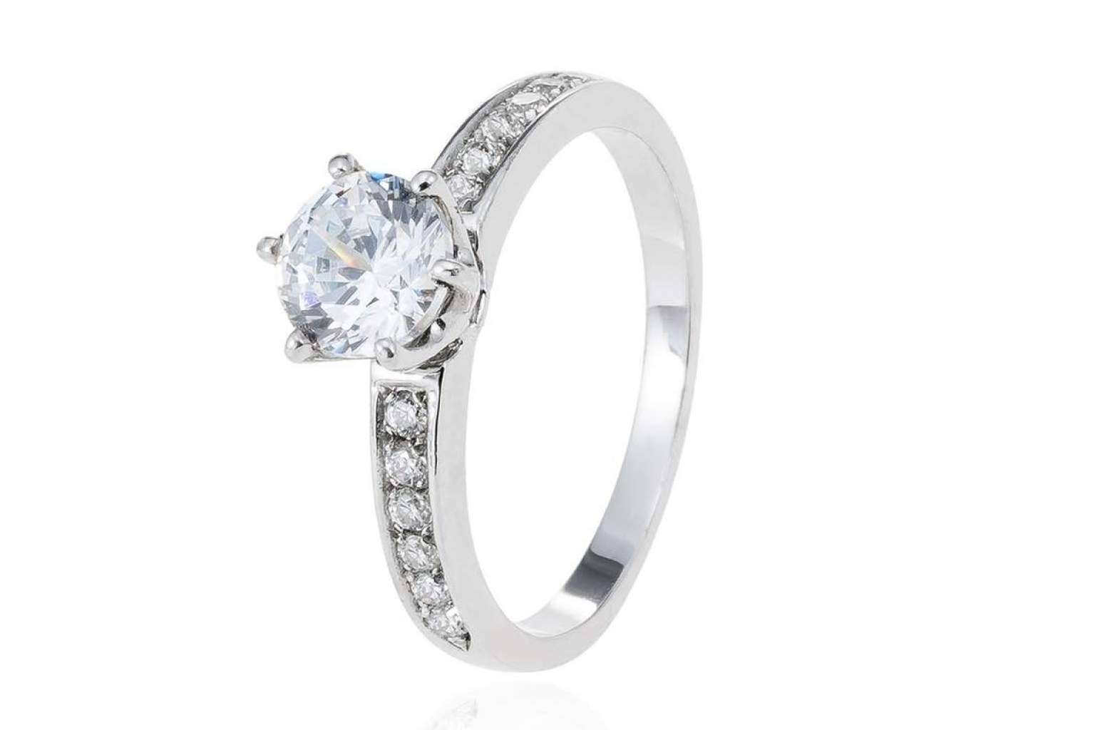 Los anillos de pedida elegantes que ofrece Luz de Alba Joyas