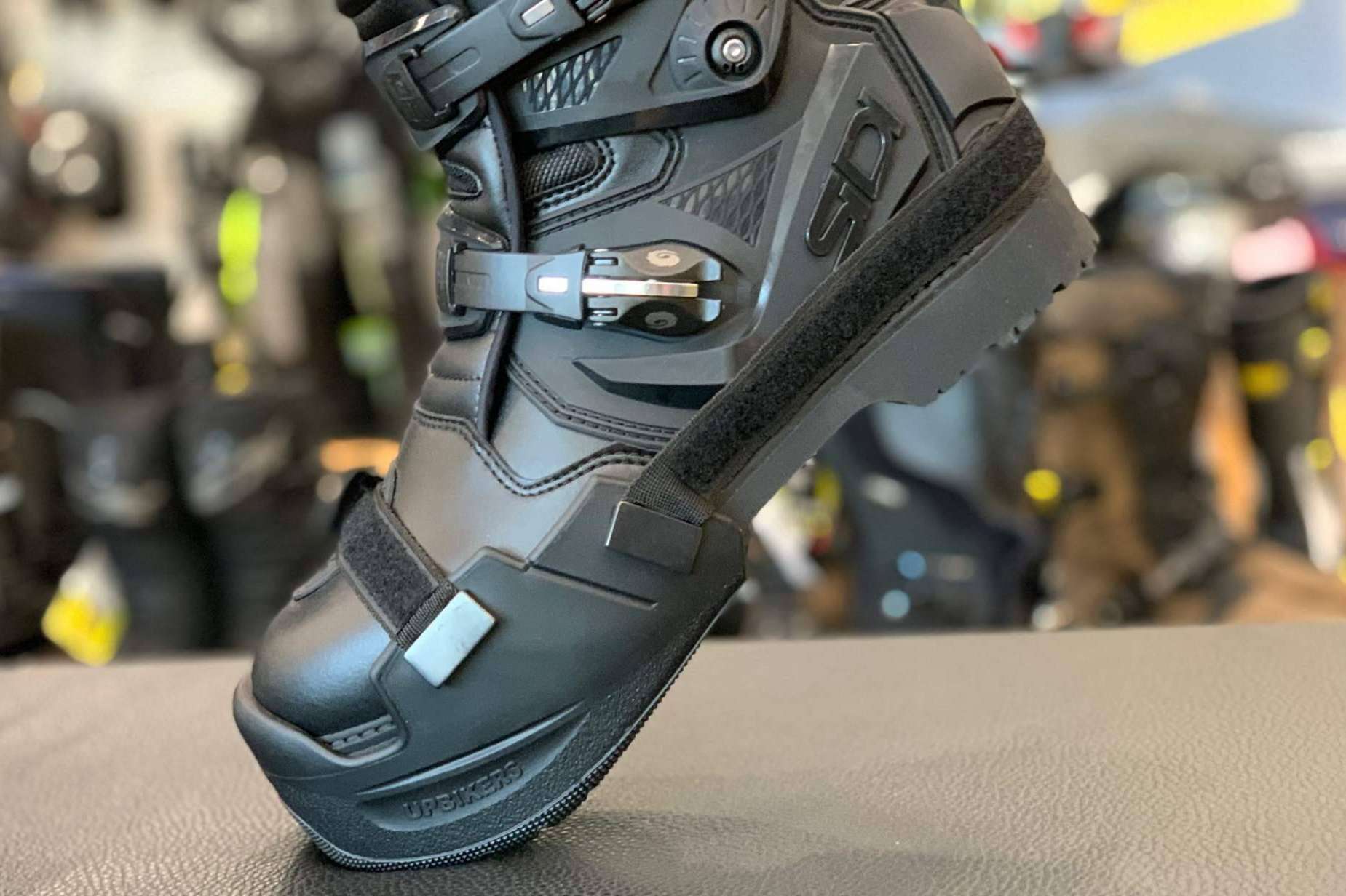 La forma de llegar mejor al suelo con la moto, por UPBIKERS