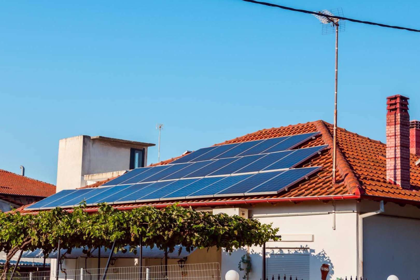 La importancia de mejorar la eficiencia energética en hogares y negocios