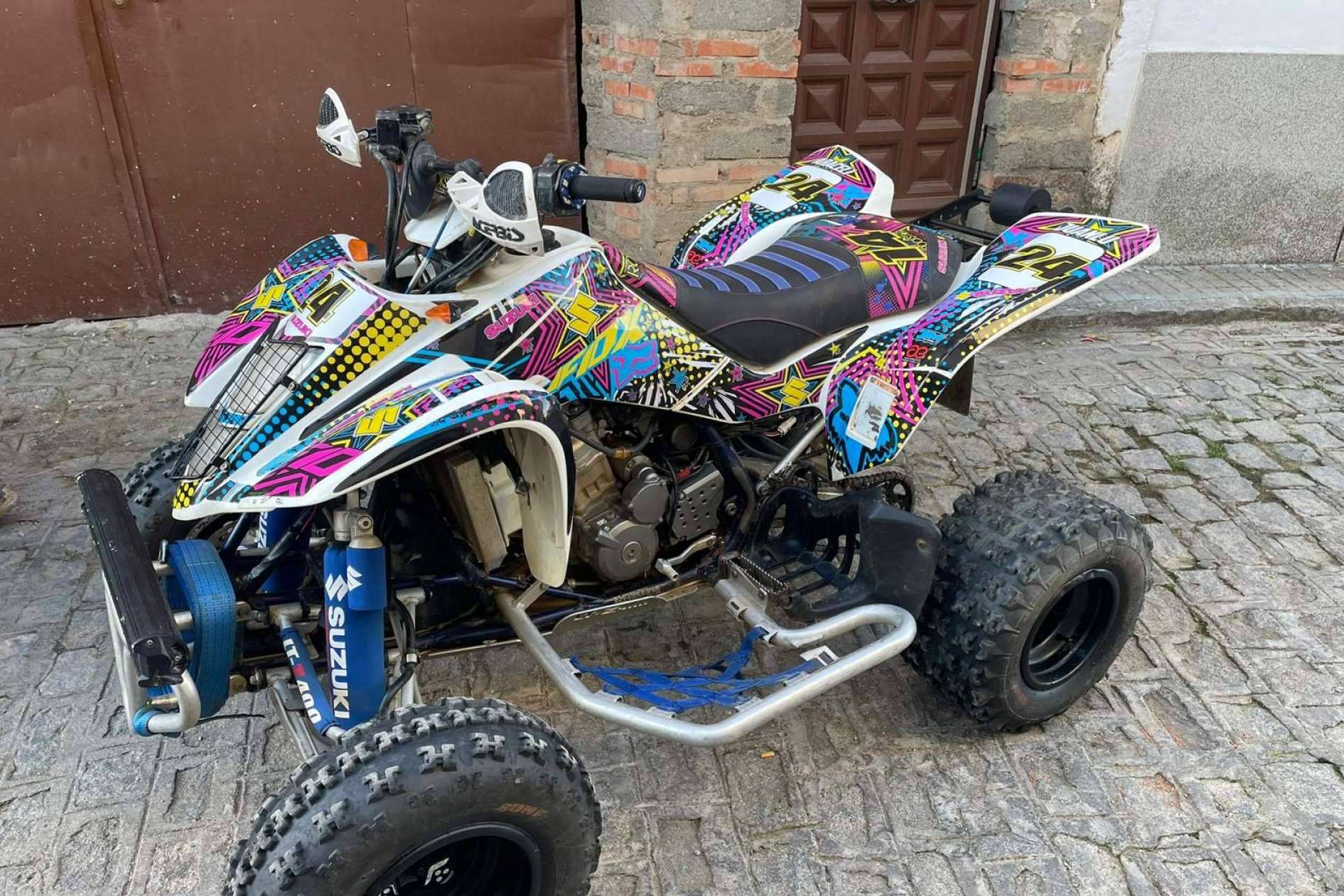 ¿Dónde encontrar adhesivos para quad personalizables? ADHESIVOSEMBARRADOS