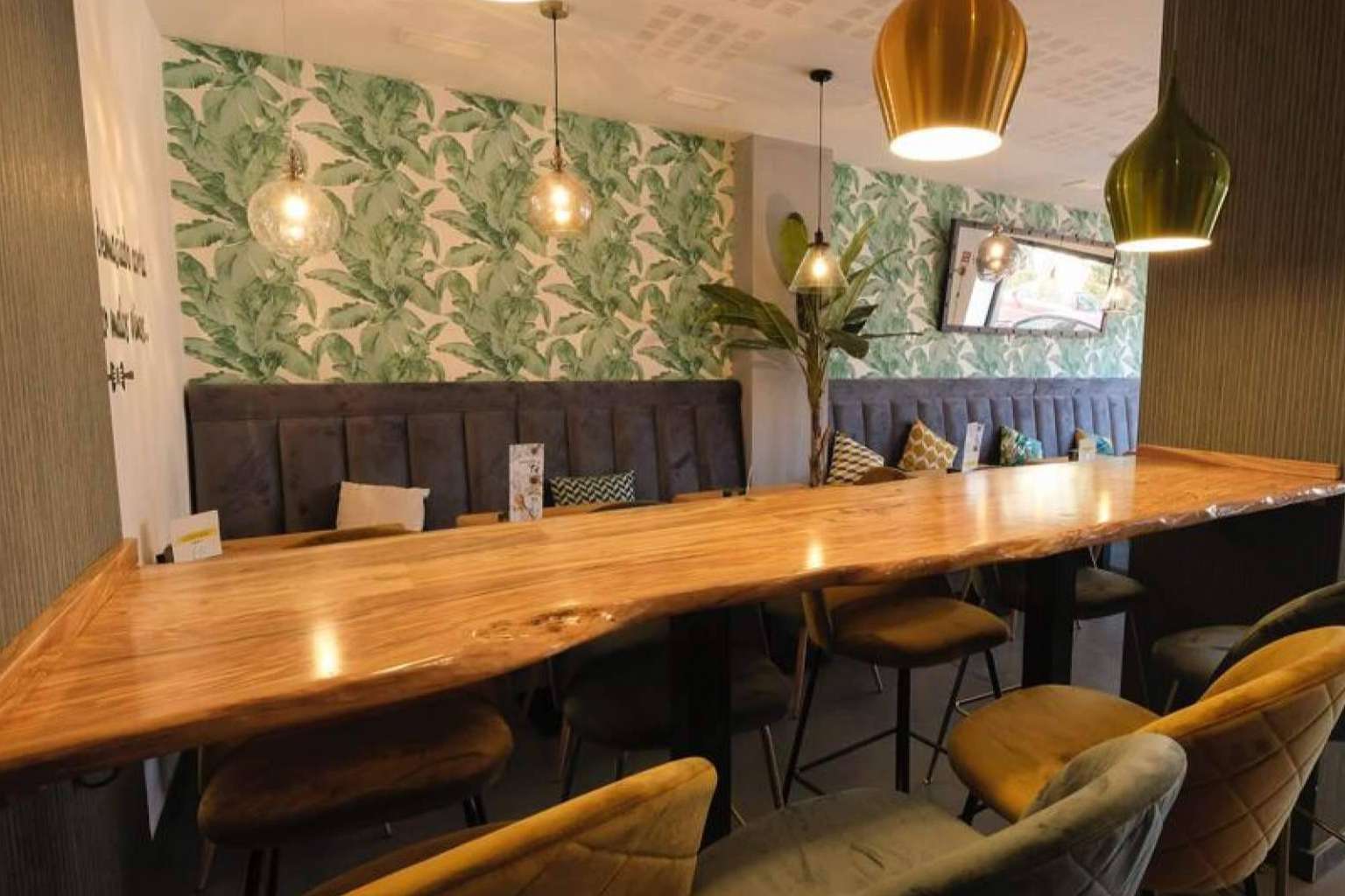 Mostradores de madera de olivo para darle un toque único a la decoración de un restaurante