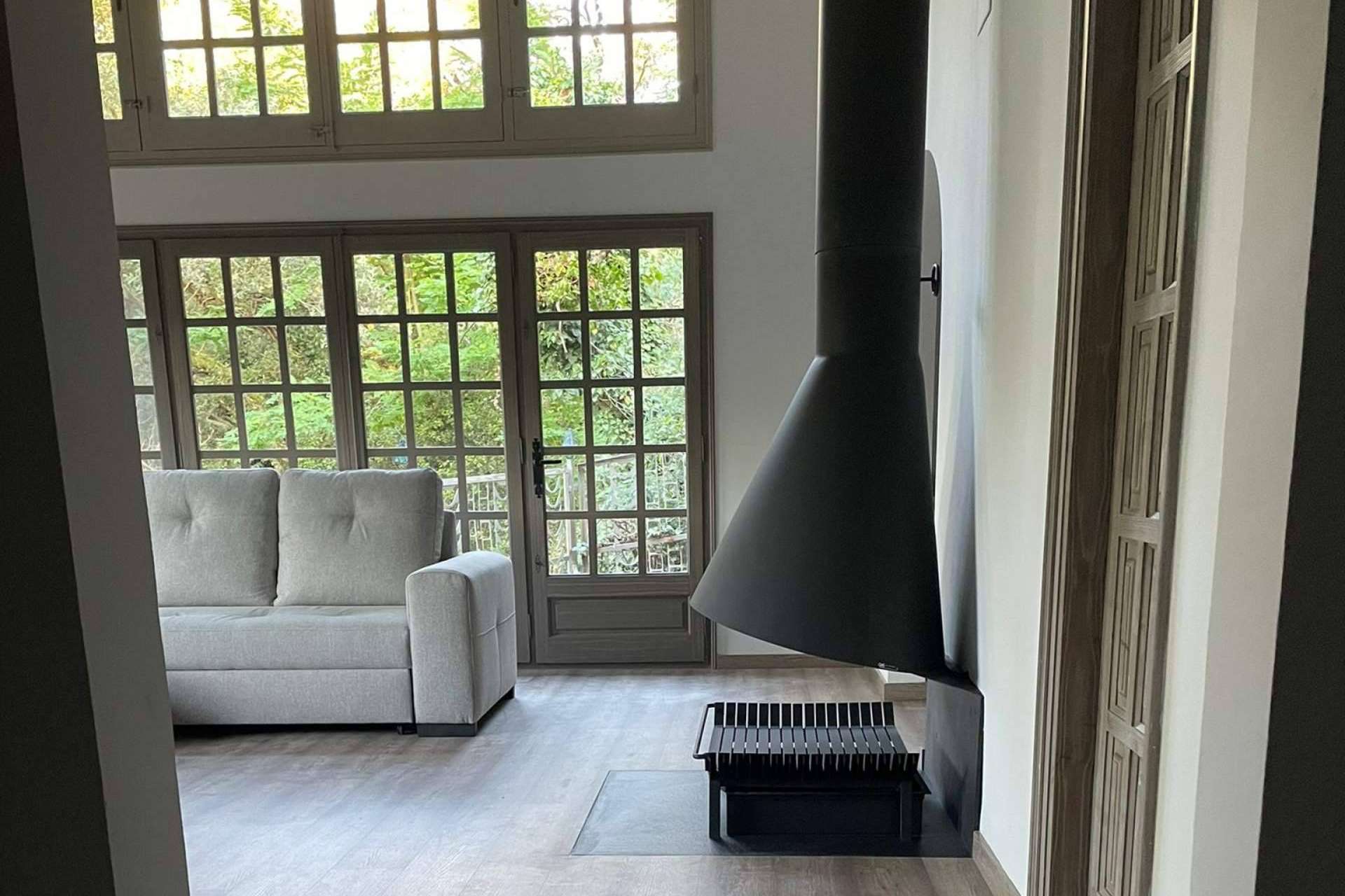 Las chimeneas DAE son funcionales en invierno y esculturas en verano