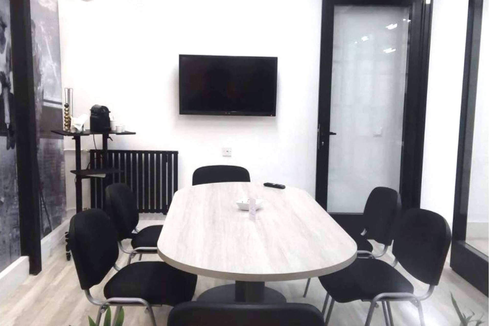 Coworking Bernabéu dispone también de despachos privados y salas de reunión