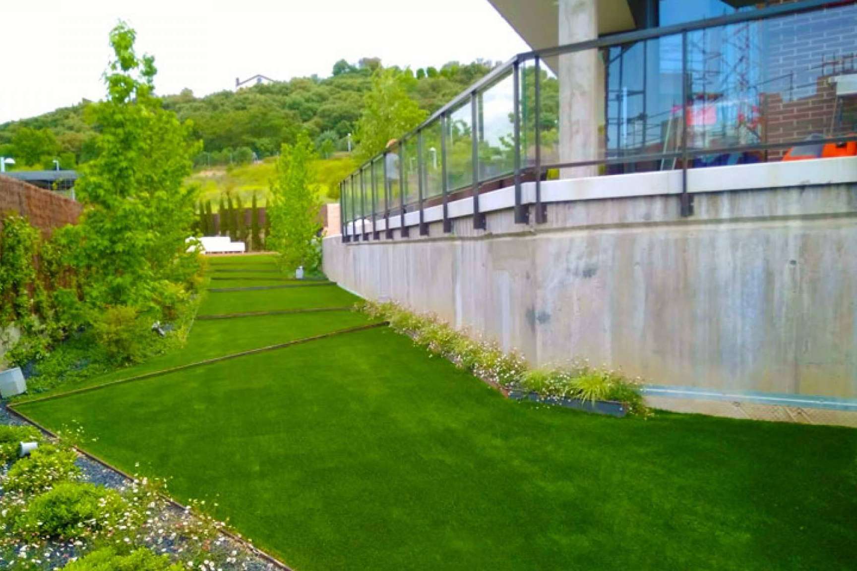 Las ventajas de instalar césped artificial en el jardín