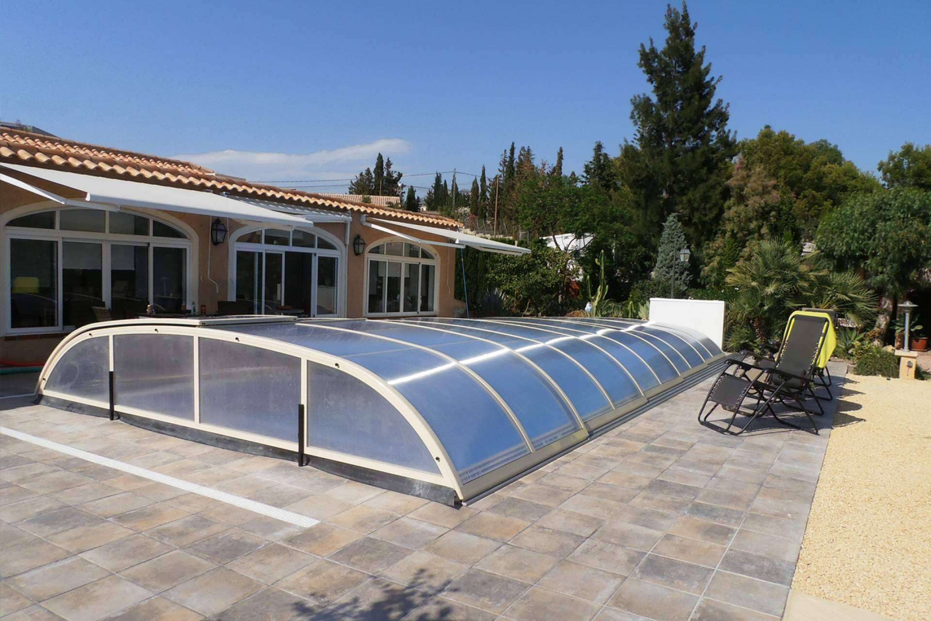 La instalación de cubiertas de piscinas para protegerlas durante todo el año de la mano de COVERTTO