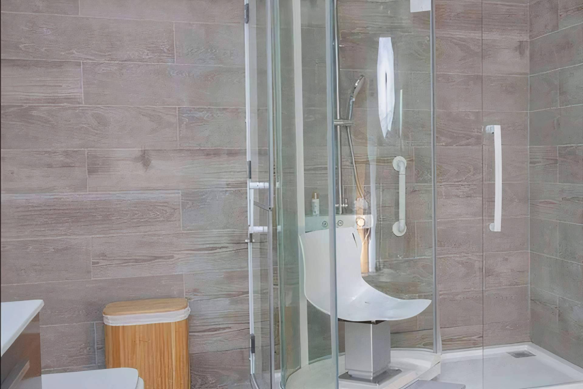 La empresa que diseña e instala duchas para personas con movilidad reducida, Excelshower