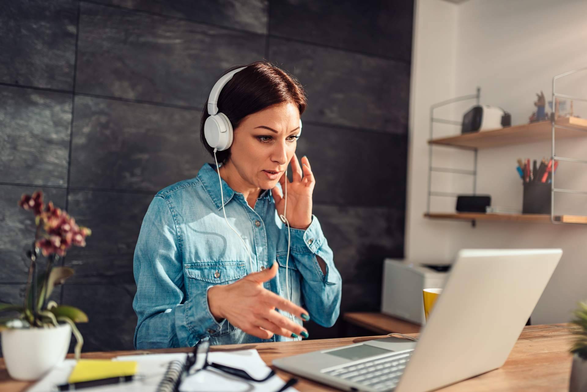 Teletrabajar con mobiliario ergonómico y económico