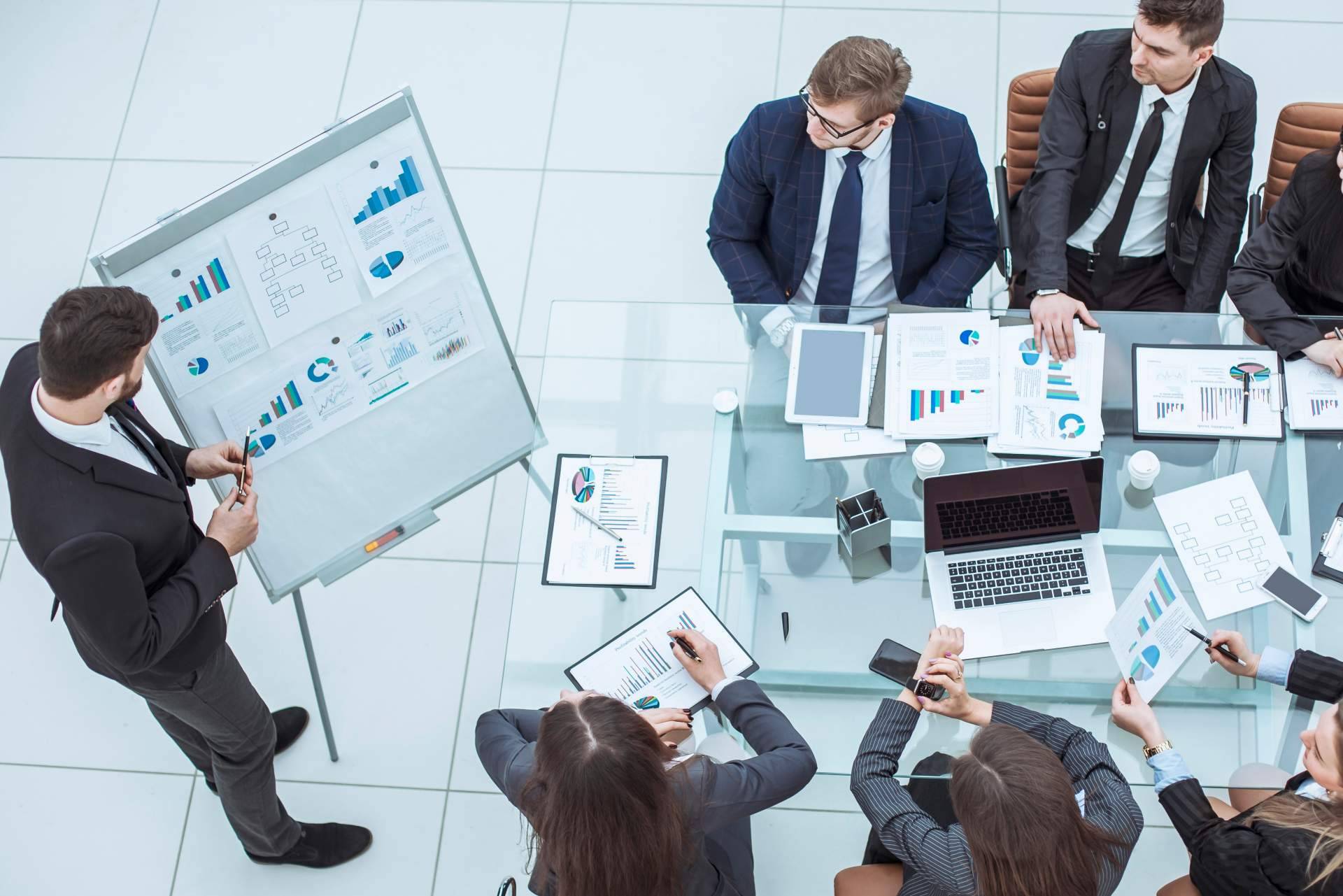 ¿Cómo pueden ayudar las asesorías a las empresas en materia fiscal, contable y laboral?