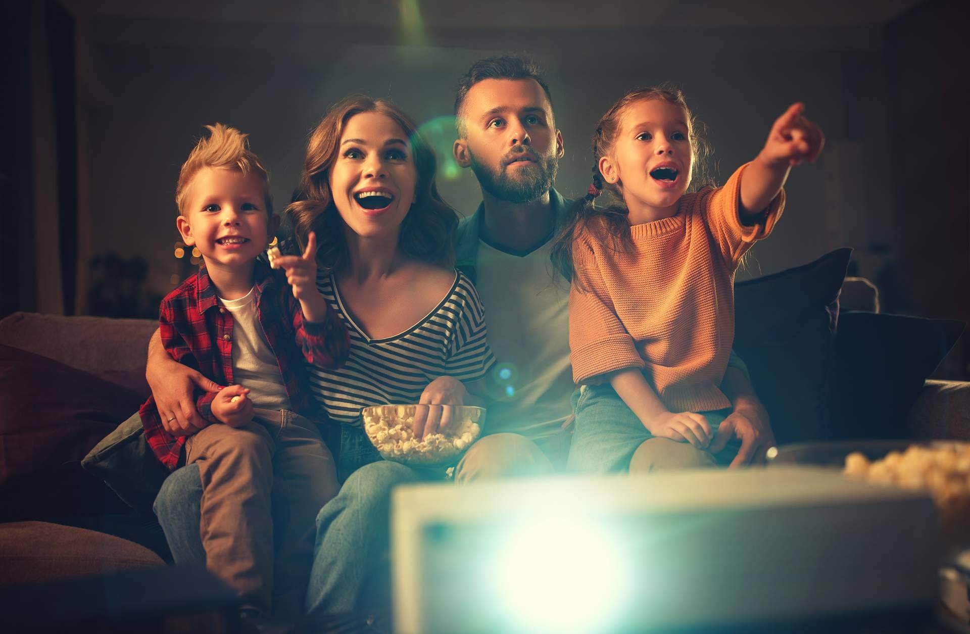 ¿Cómo montar un cine en el hogar?, con Proyector Pro