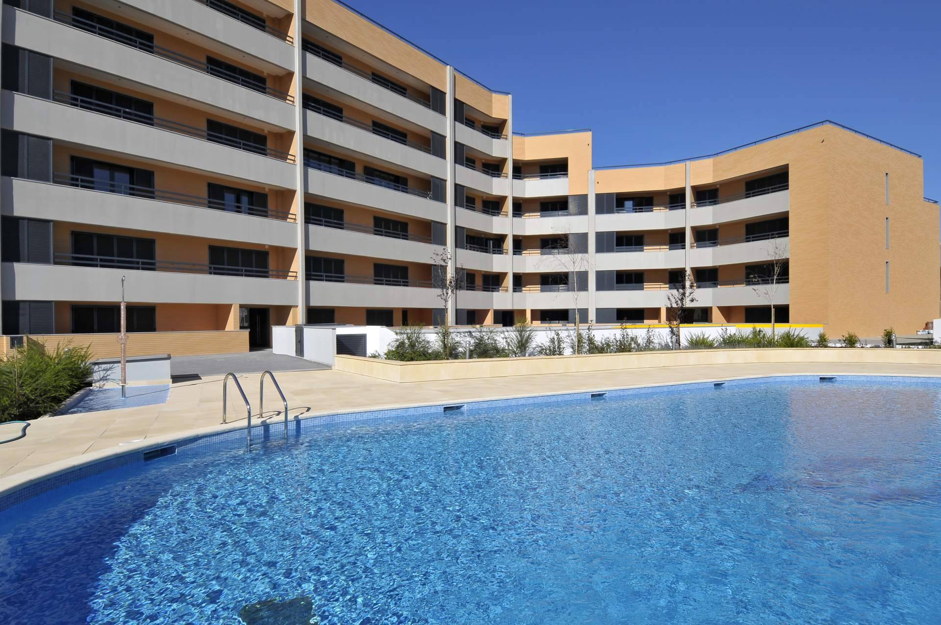 Bazán Abogados expone las normas en una propiedad horizontal que dispone de piscinas comunitarias
