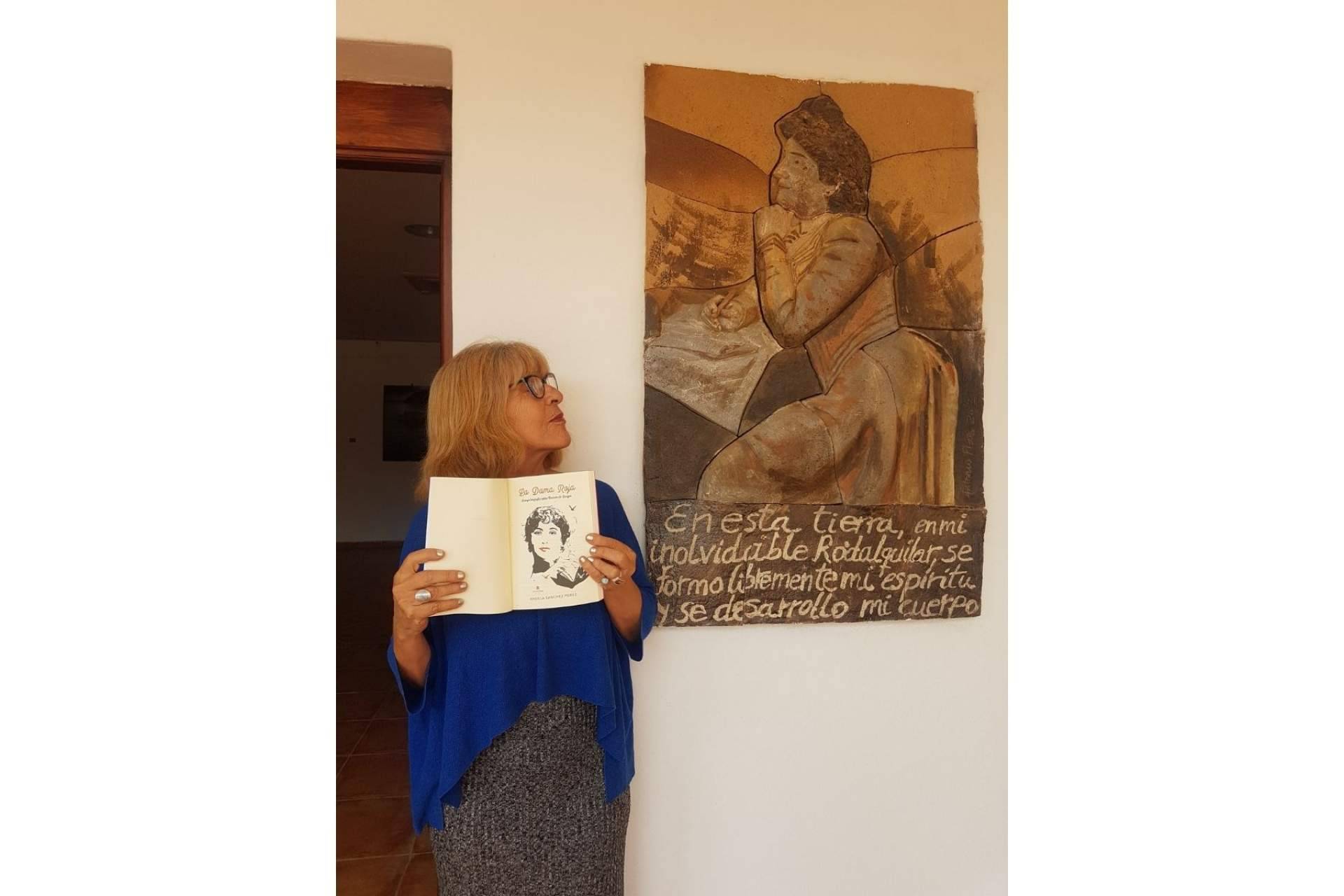 El ensayo biográfico de Carmen de Burgos, escrito por Ángela Sánchez Pérez, se titula 'La dama roja'