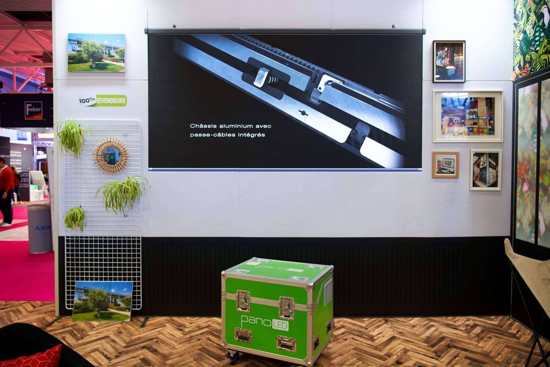 Los paneles LED que permiten crear vídeo wall modulares en el stand, por Olika Stands