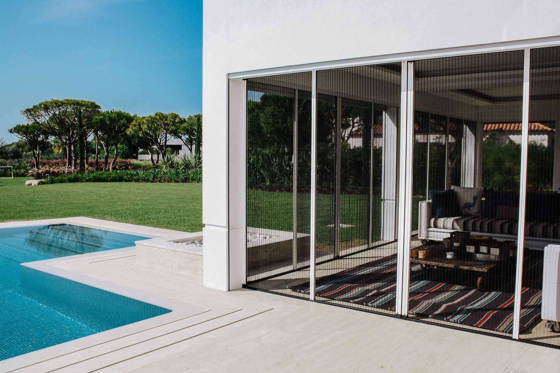 Mosquiterasbaratas.com ofrece mosquiteras para puertas a medida