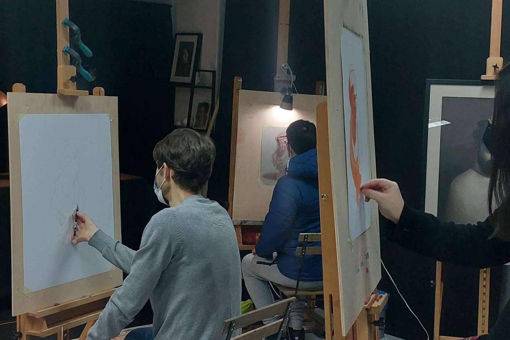 Clases de pintura y dibujo académico clásico con modelos profesionales en la academia Estudio Ilógico