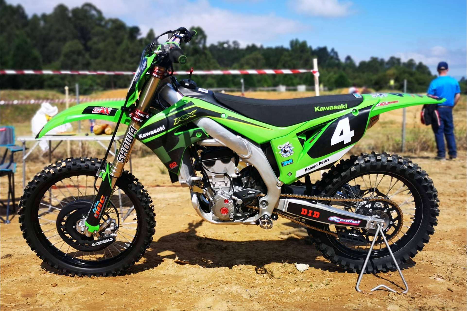 El variado catálogo de pegatinas para moto personalizadas de ADHESIVOSEMBARRADOS