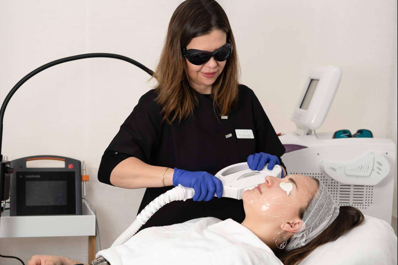 Eliminar las manchas solares de la cara, cuello y escote con el tratamiento de luz pulsada