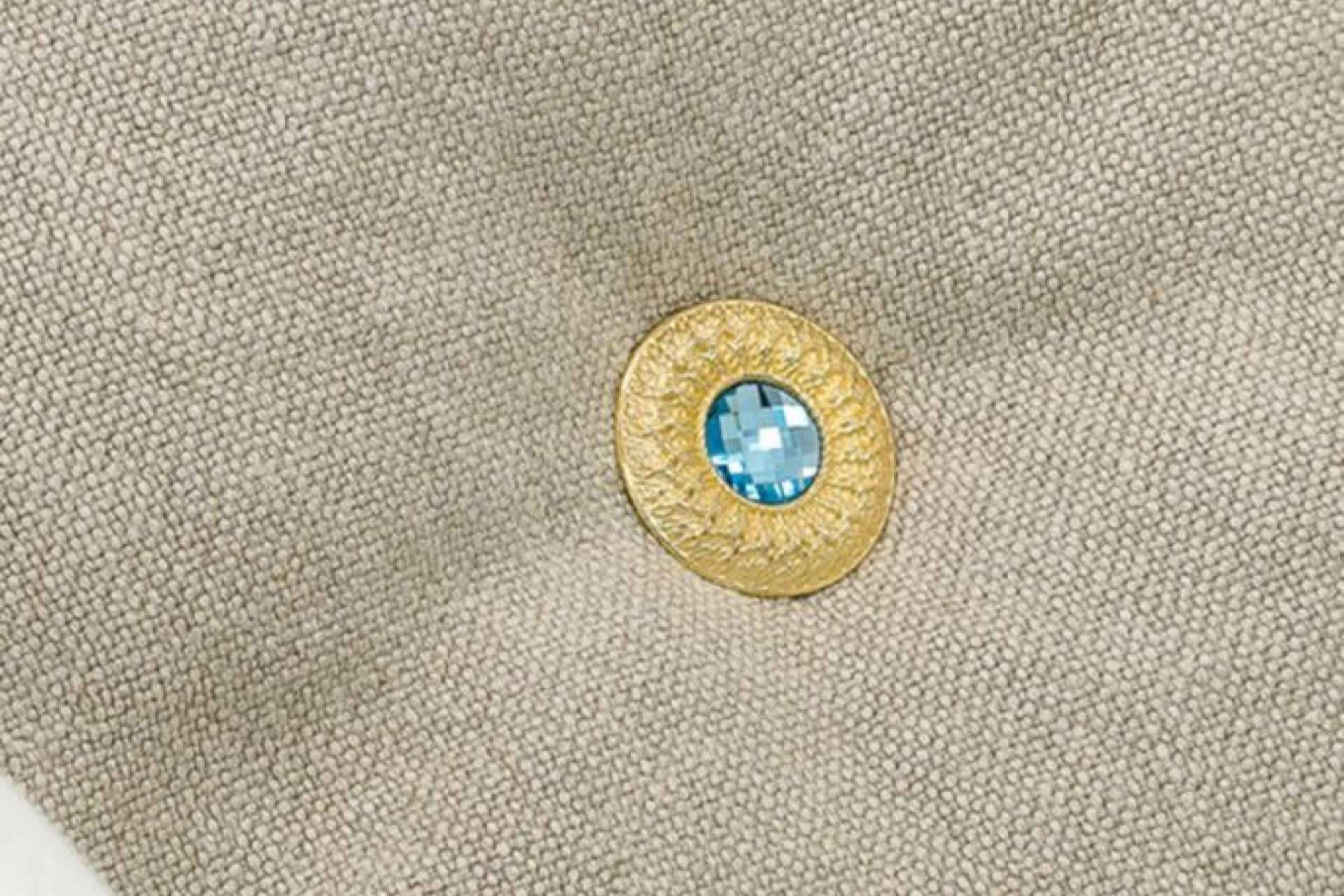 Los broches de lujo de la empresa Aldabón Luxury hacen que el look de quien los luce sea único