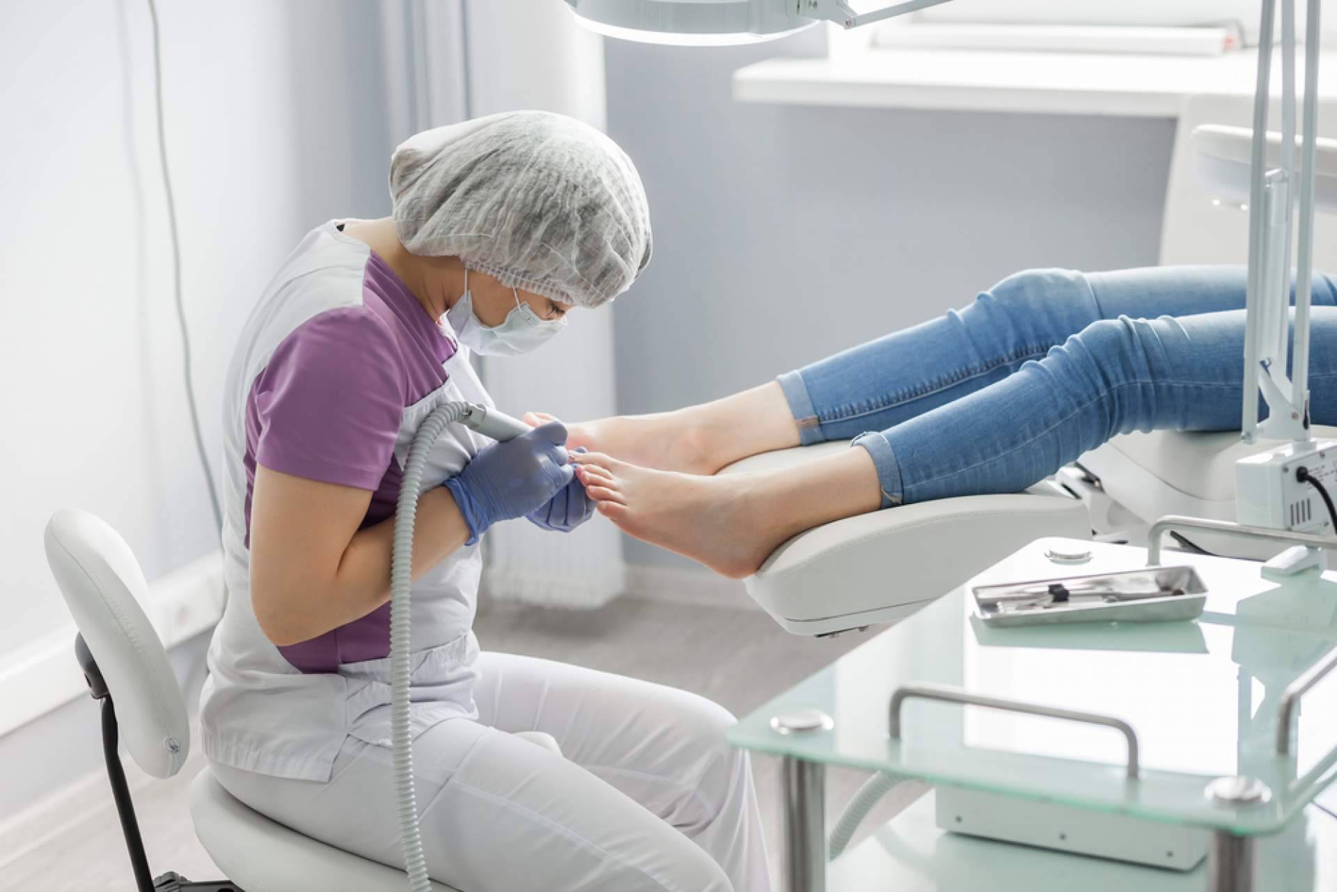 ¿Por qué acudir al podólogo con regularidad para prevenir futuras enfermedades?, por el Centro Médico Bravo