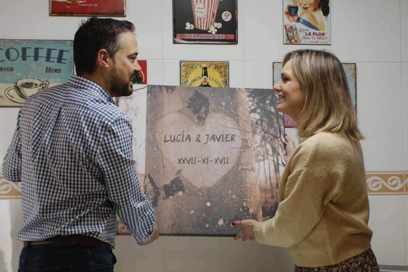 Un regalo ideal de VeAlma para una celebración de aniversario son los lienzos personalizados