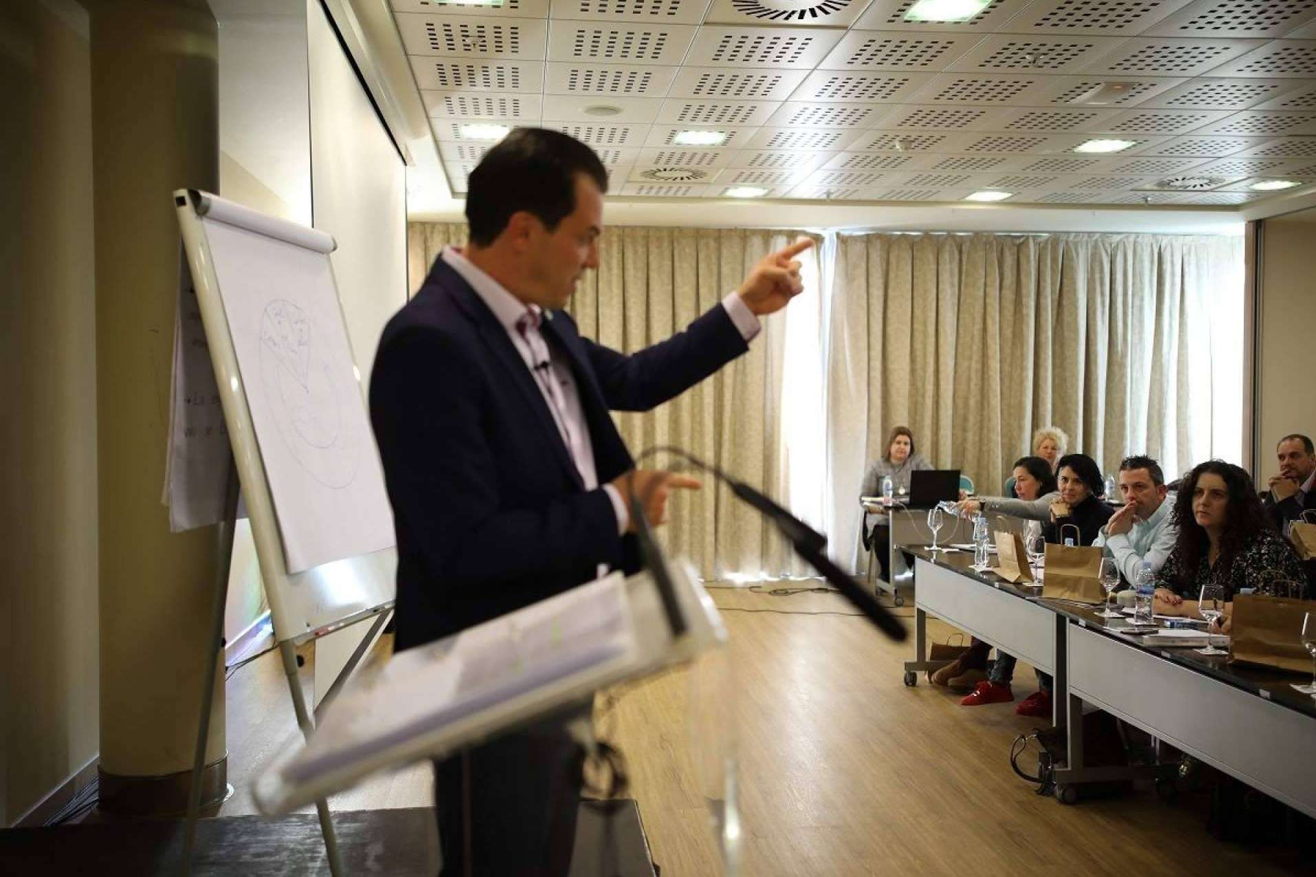 José Piquer ha diseñado un sistema de ventas que enseña a vender y a tener una empresa en el mundo digital