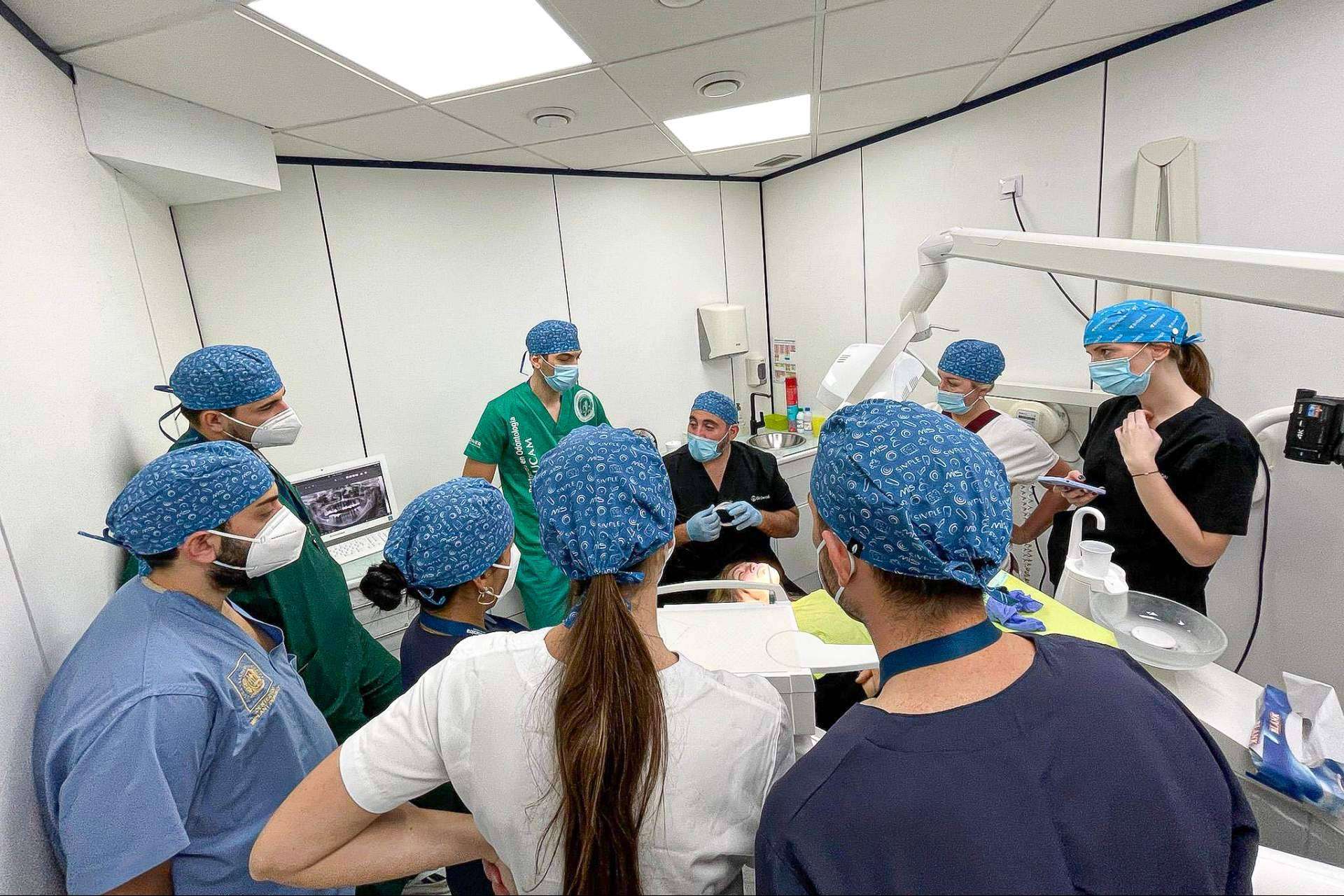 ¿Dónde cursar una Formación en Implantología de Postgrado en Odontología?