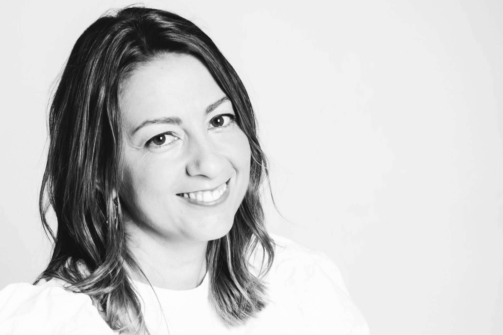 Mujer CEO motiva a las mujeres y les enseña a emprender