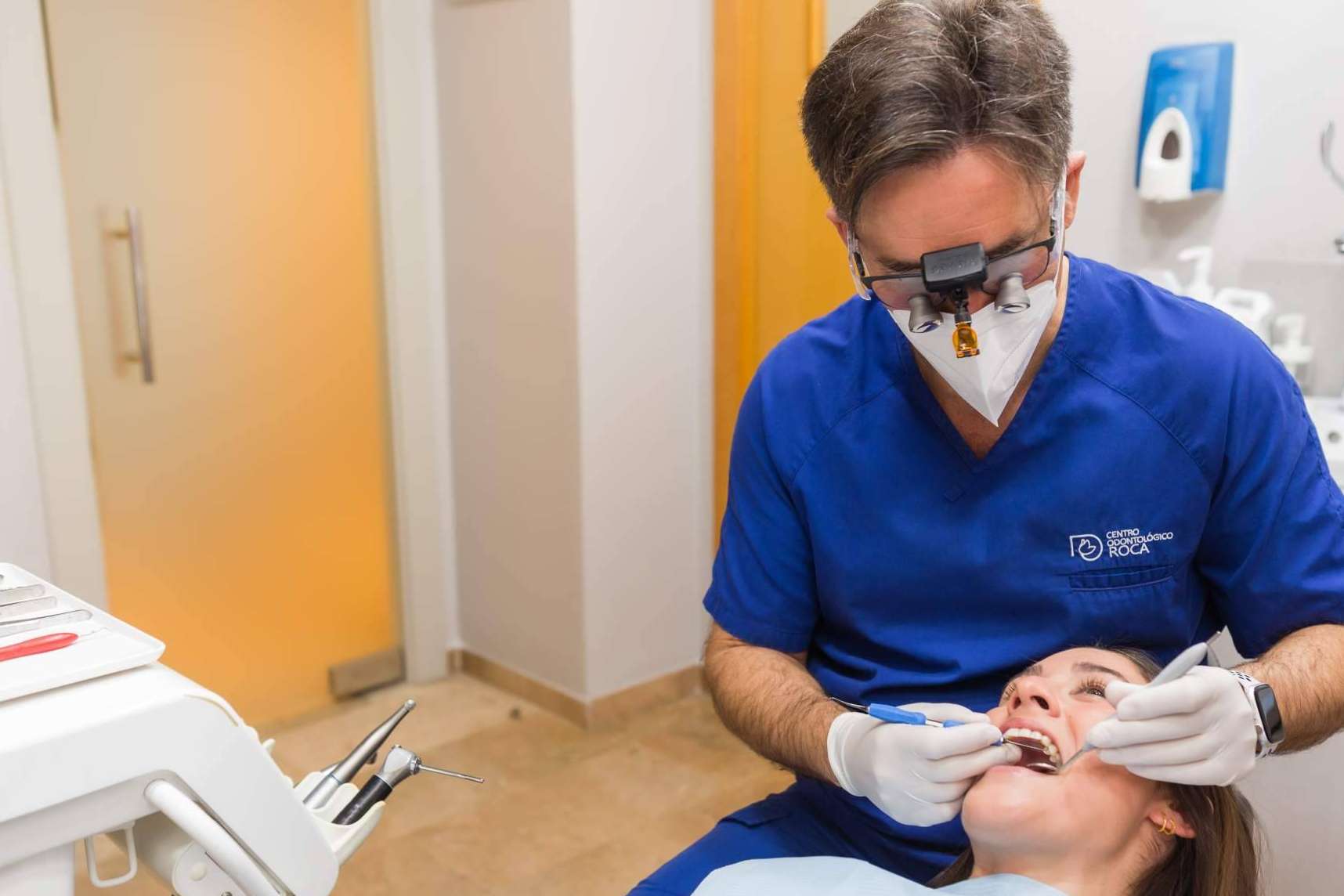 Someterse al procedimiento de implantes dentales en Dental Roca