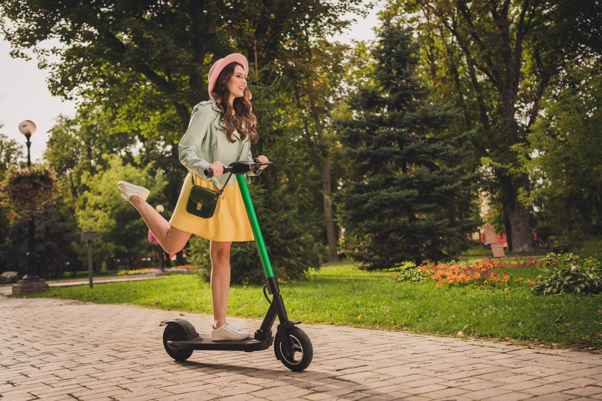 Alquilar patinete eléctrico Barcelona con LYNX y descubrir la ciudad con sus tours autoguiados por GPS