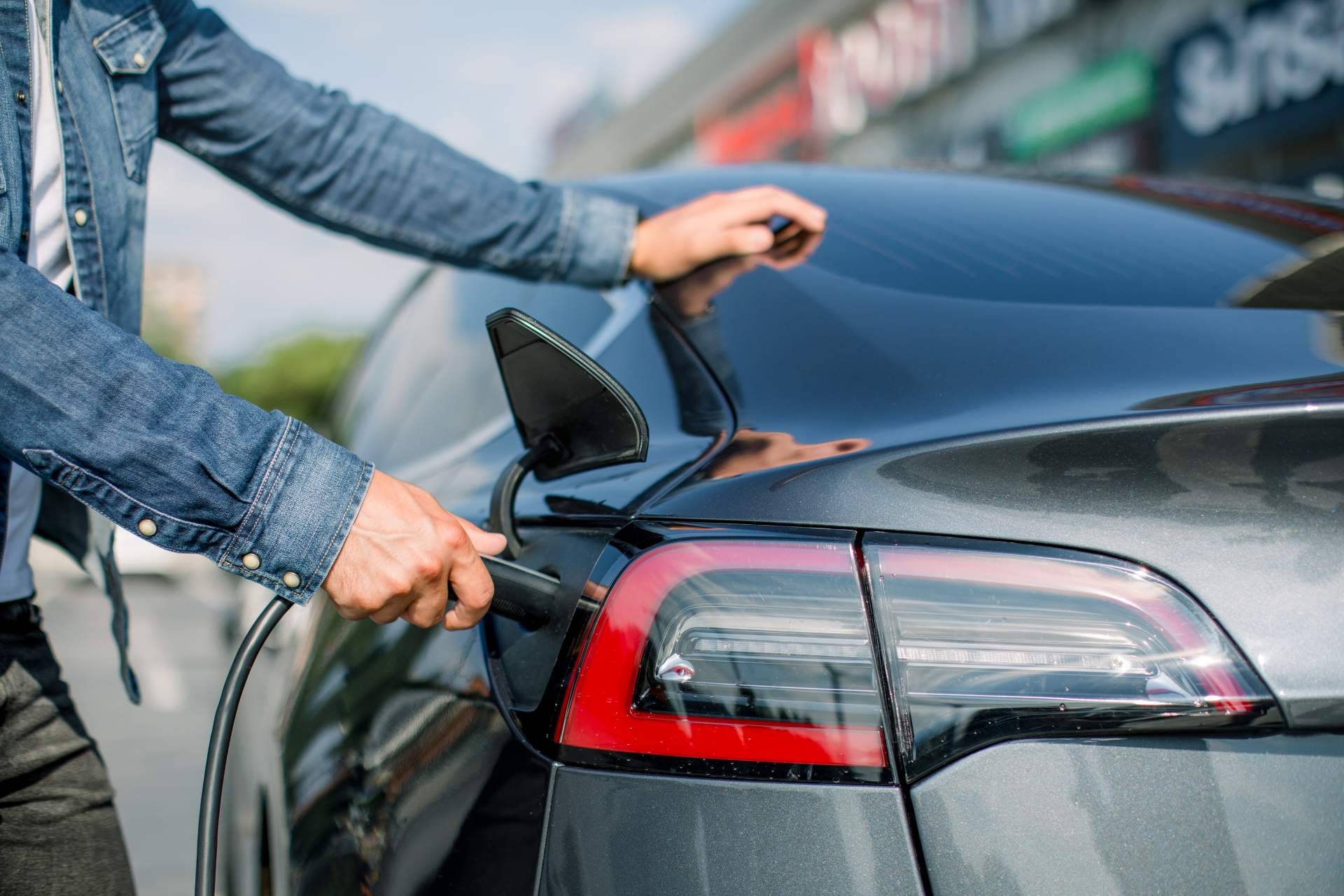 Cargar un coche eléctrico de la mano de Smart Wallboxes