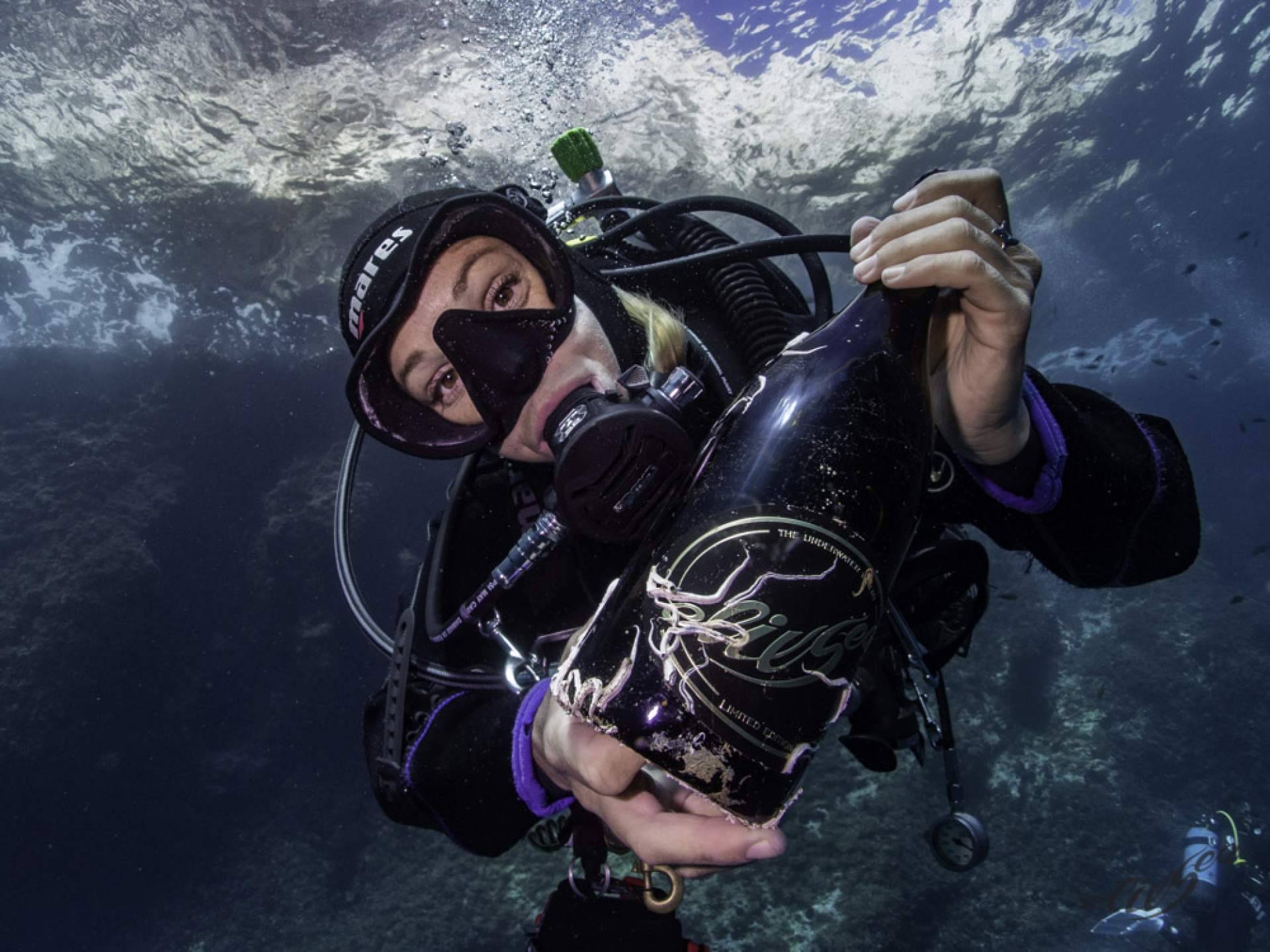 El encanto especial y único del vino submarino; el innovador proyecto de ElixSea
