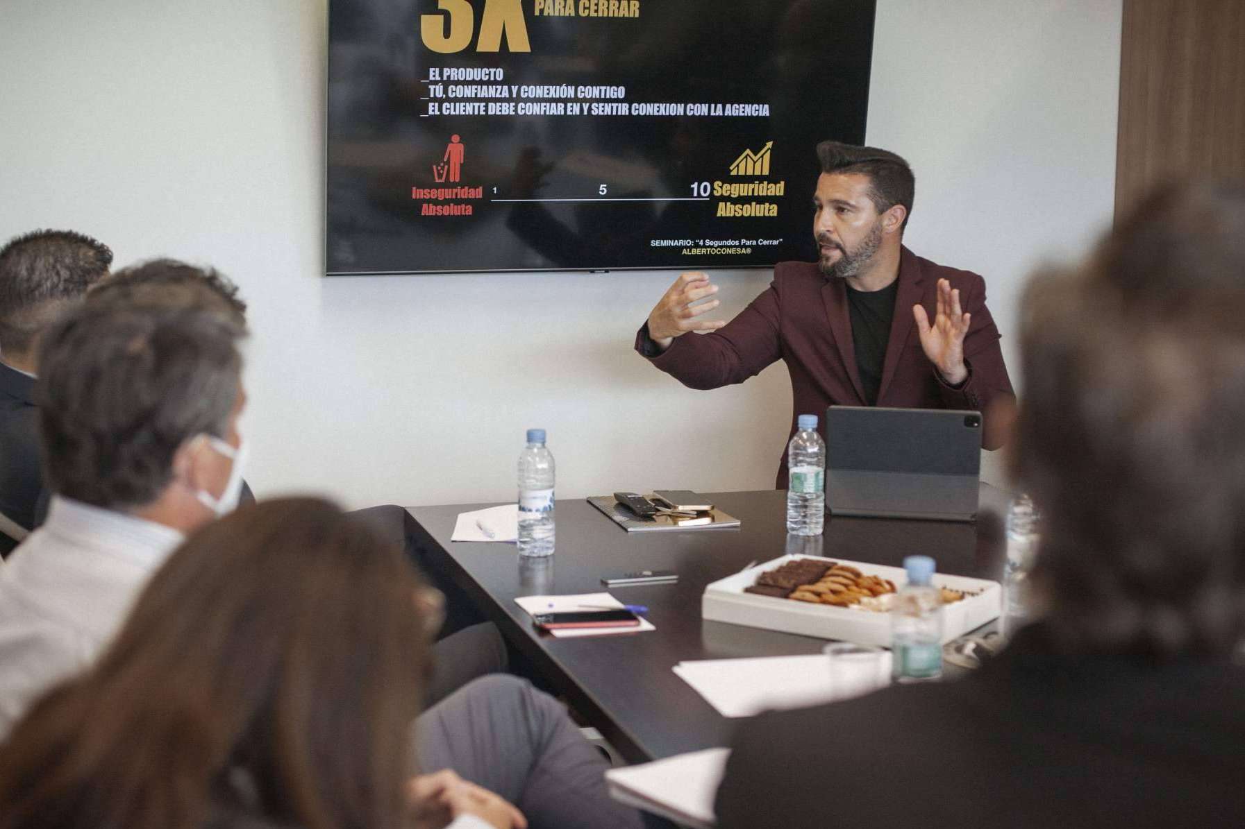 Alberto Conesa mentoriza Pi3, uno de los grupos privados que más viviendas vende en el país