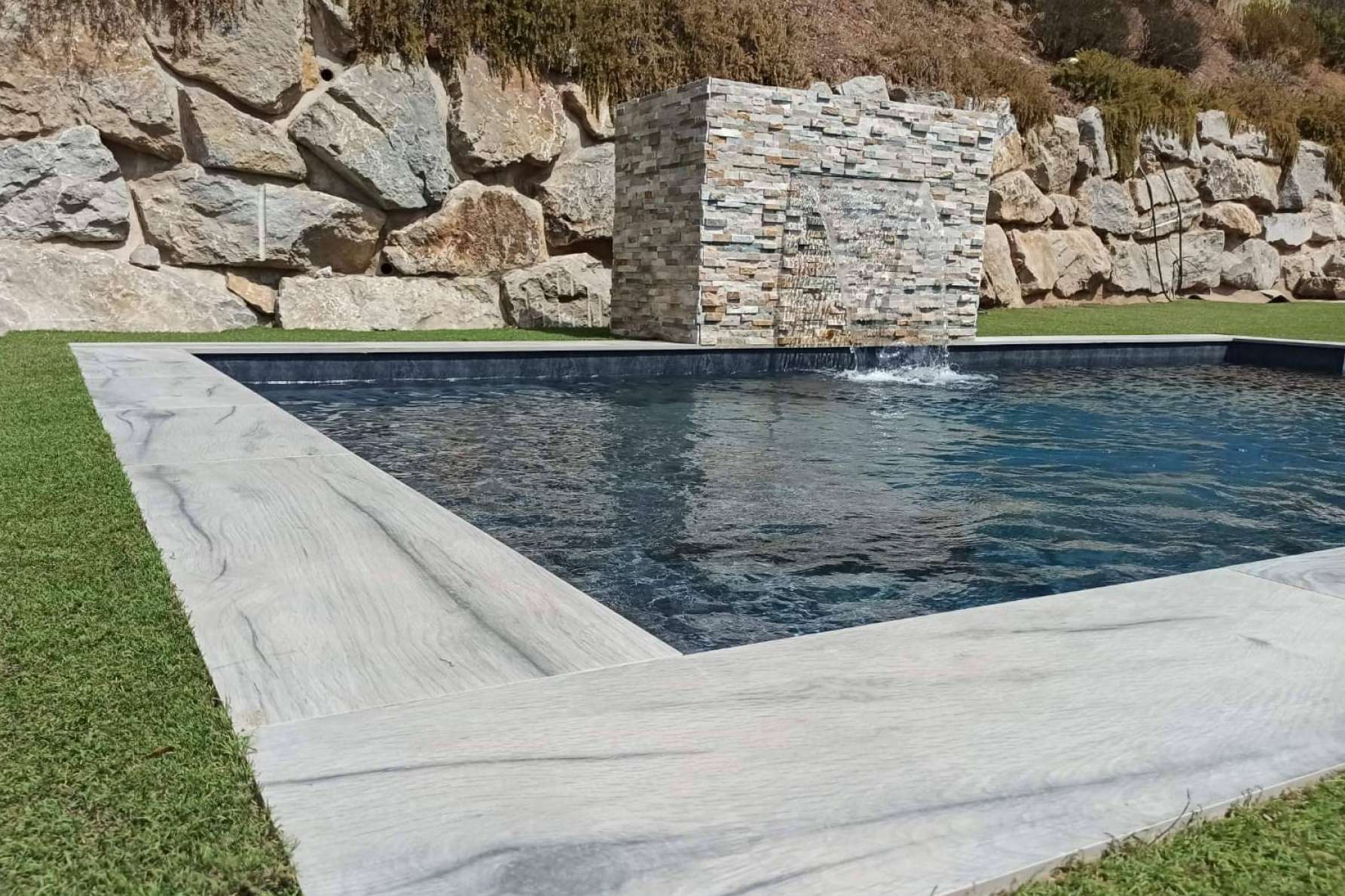 Las ventajas de las piscinas con cristal elevadas de Esencial Pool