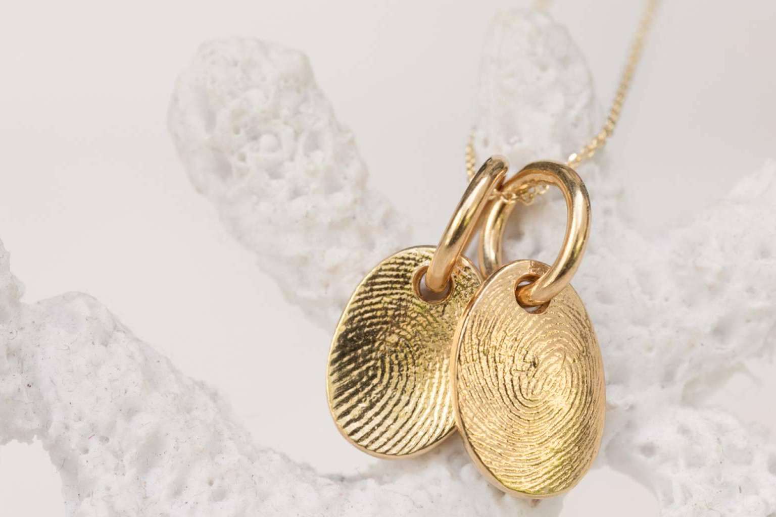 Regalos para madres ideales en la web de Dejando Huella Joyas