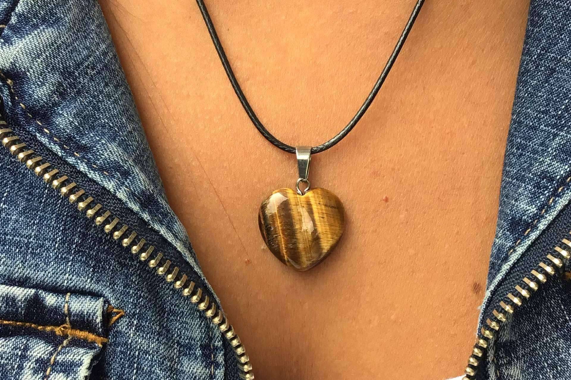Colgantes de corazón únicos con minerales especiales en la página web de Tierra de Gemas